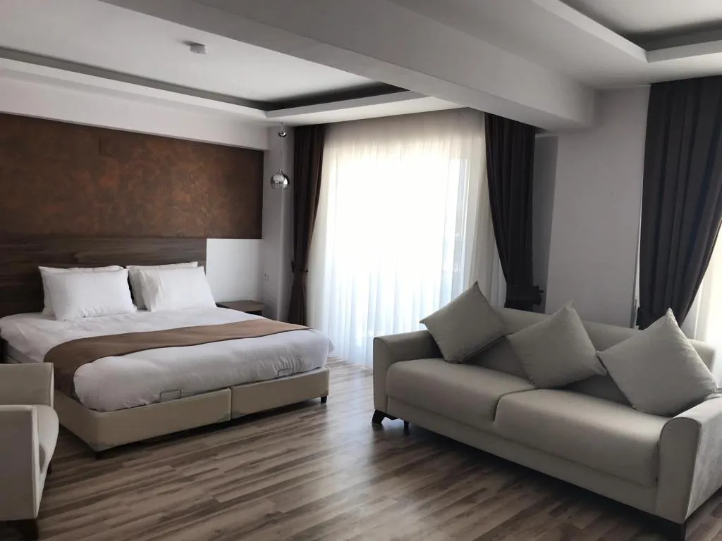 Suite,Bahçe Manzaralı,Balkonlu