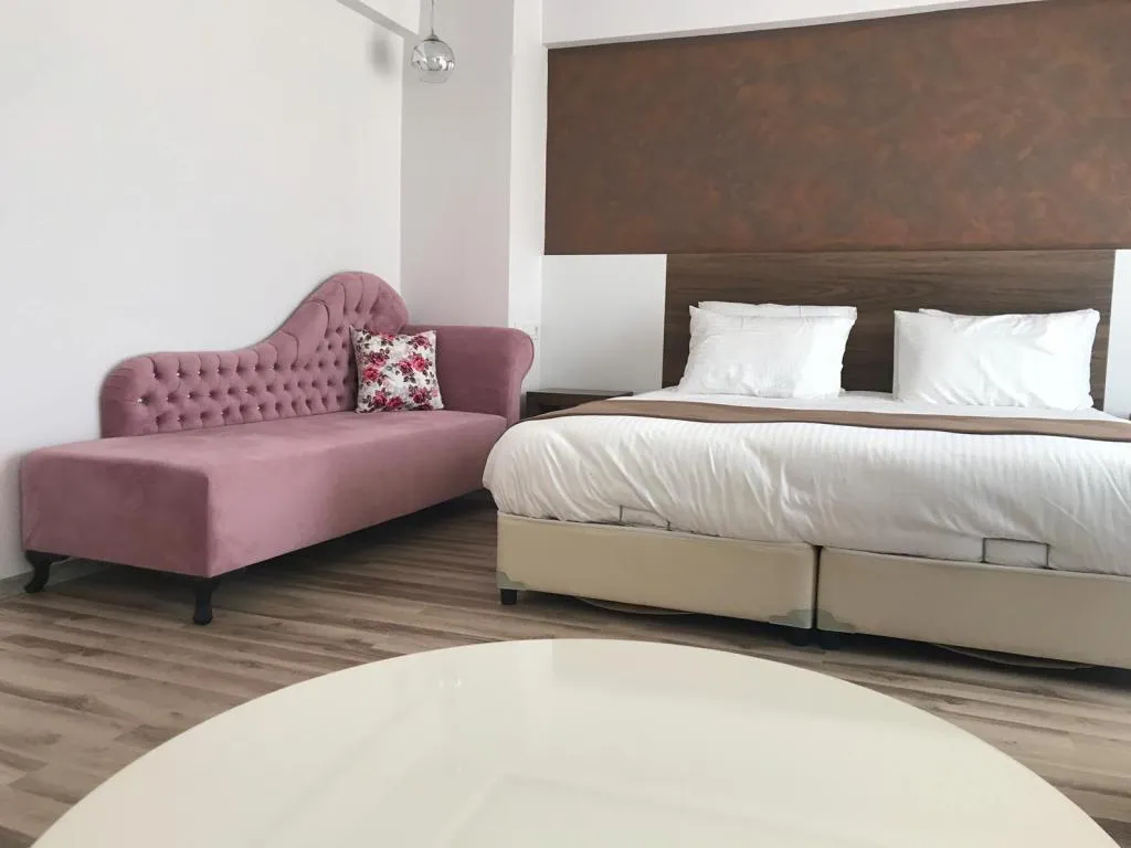 Suite,Bahçe Manzaralı,Balkonlu