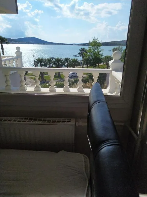 2 KİŞİLİK DENİZ MANZARALI BALKONLU