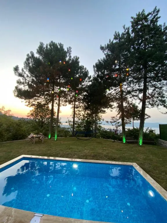 Bungalow,Göl Manzaralı,Isıtmalı Özel Havuzlu