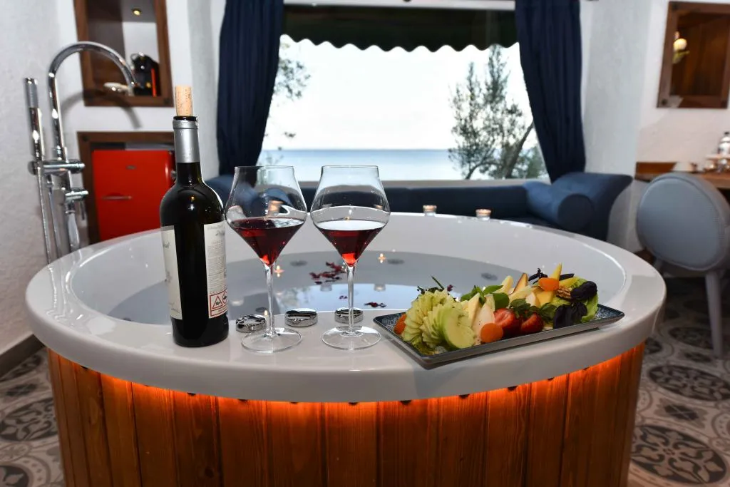 Jakuzili ve Şömineli Deluxe Oda,Deniz Manzaralı,Şömineli ve Jakuzili