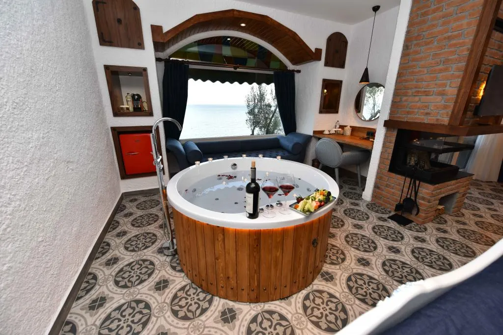 Jakuzili ve Şömineli Deluxe Oda,Deniz Manzaralı,Şömineli ve Jakuzili