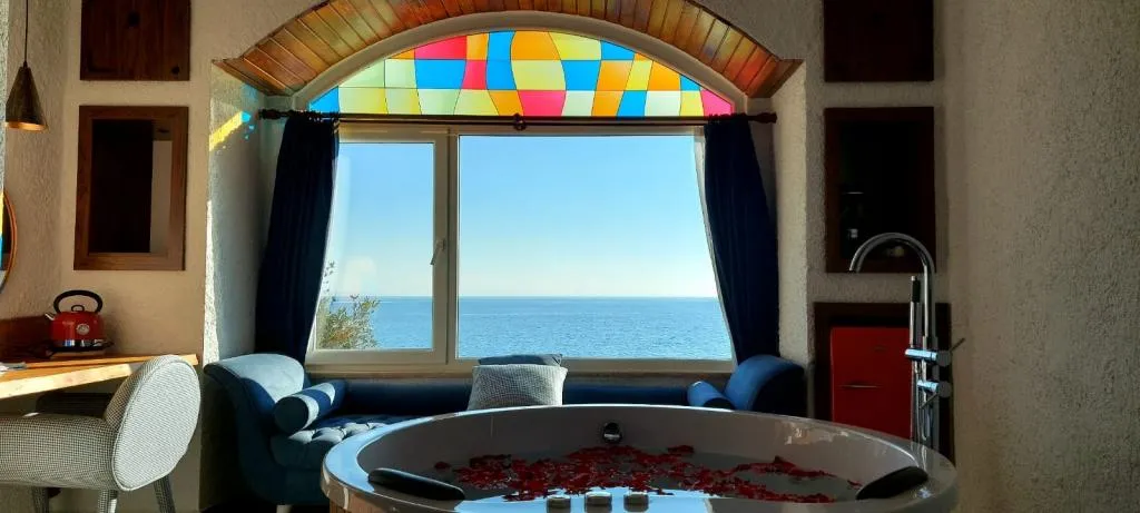 Jakuzili ve Şömineli Deluxe Oda,Deniz Manzaralı,Şömineli ve Jakuzili