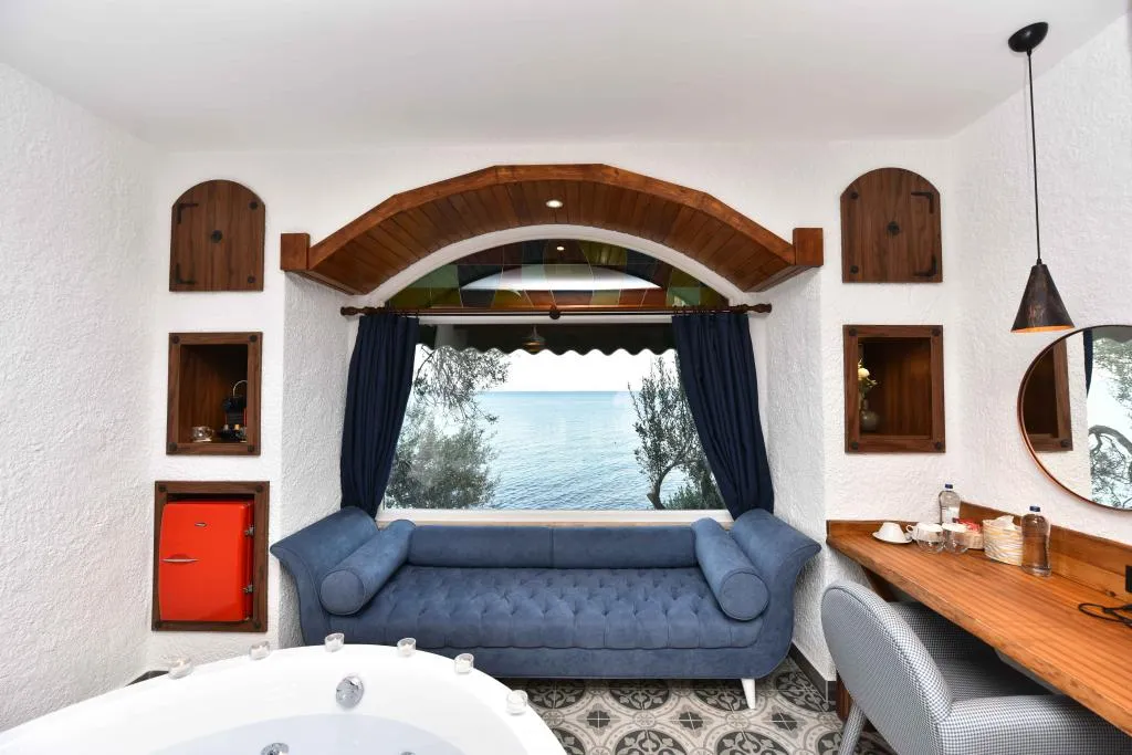 Jakuzili ve Şömineli Deluxe Oda,Deniz Manzaralı,Şömineli ve Jakuzili