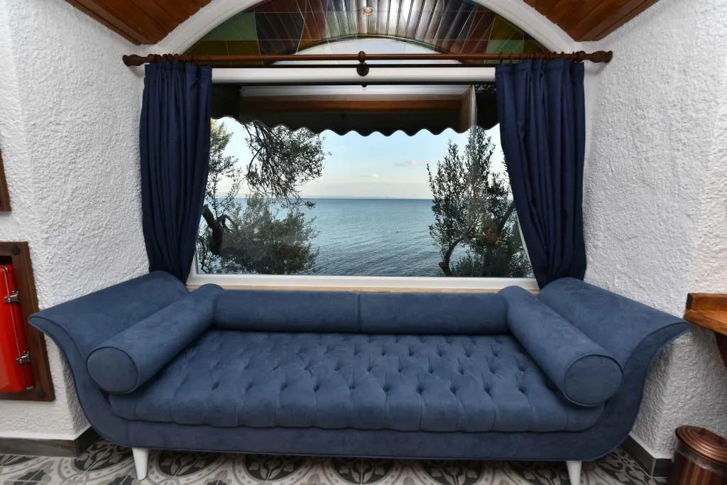 Jakuzili ve Şömineli Deluxe Oda,Deniz Manzaralı,Şömineli ve Jakuzili