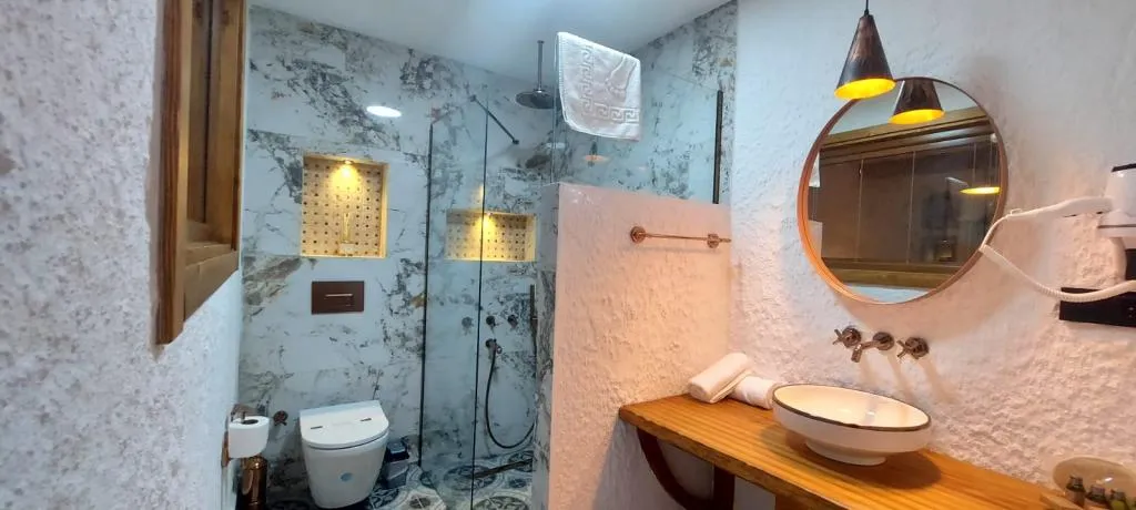 Jakuzili ve Şömineli Deluxe Oda,Deniz Manzaralı,Şömineli ve Jakuzili