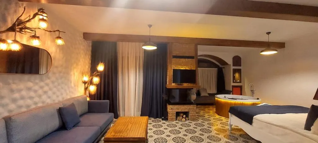 Jakuzili ve Şömineli Deluxe Oda,Deniz Manzaralı,Şömineli ve Jakuzili