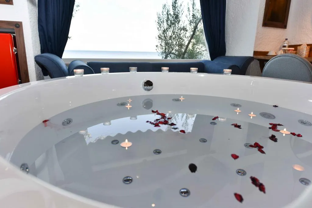 Jakuzili ve Şömineli Deluxe Oda,Deniz Manzaralı,Şömineli ve Jakuzili