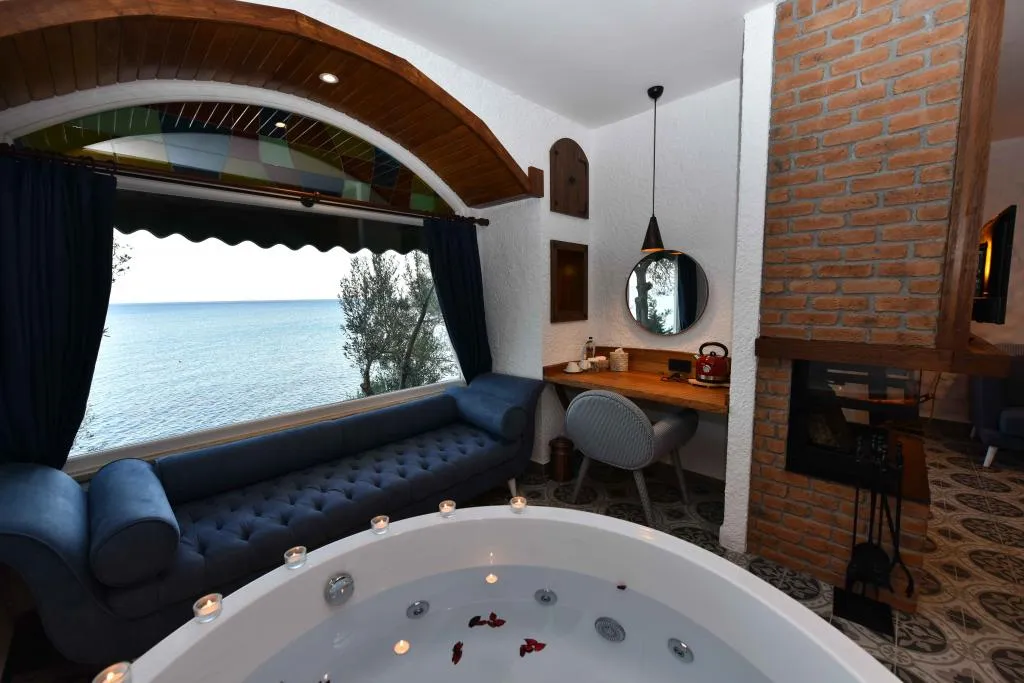 Jakuzili ve Şömineli Deluxe Oda,Deniz Manzaralı,Şömineli ve Jakuzili