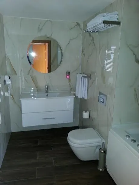 Jakuzili Deluxe Oda,Havuz Manzaralı
