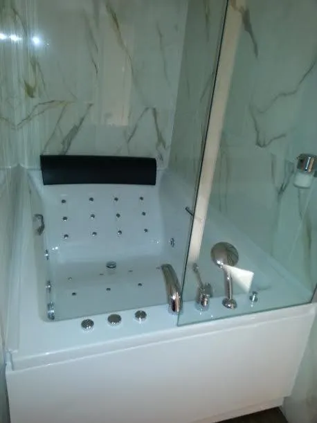 Jakuzili Deluxe Oda,Havuz Manzaralı