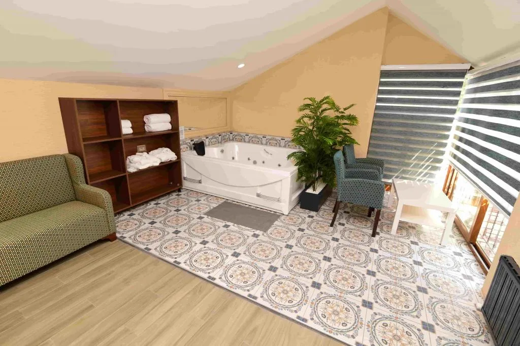 Corner Deluxe Oda,Havuz Manzaralı