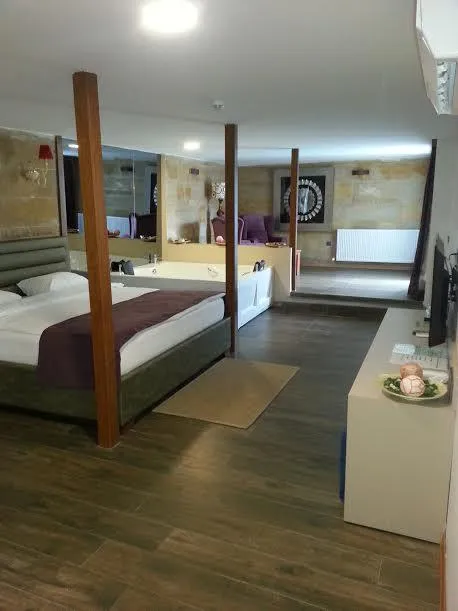 Corner Deluxe Oda,Havuz Manzaralı