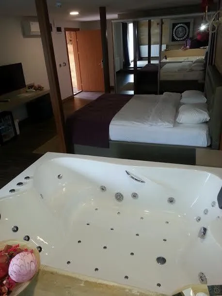 Corner Deluxe Oda,Havuz Manzaralı