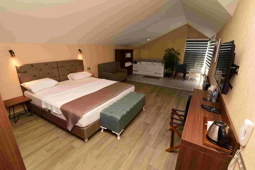 Corner Deluxe Oda,Havuz Manzaralı