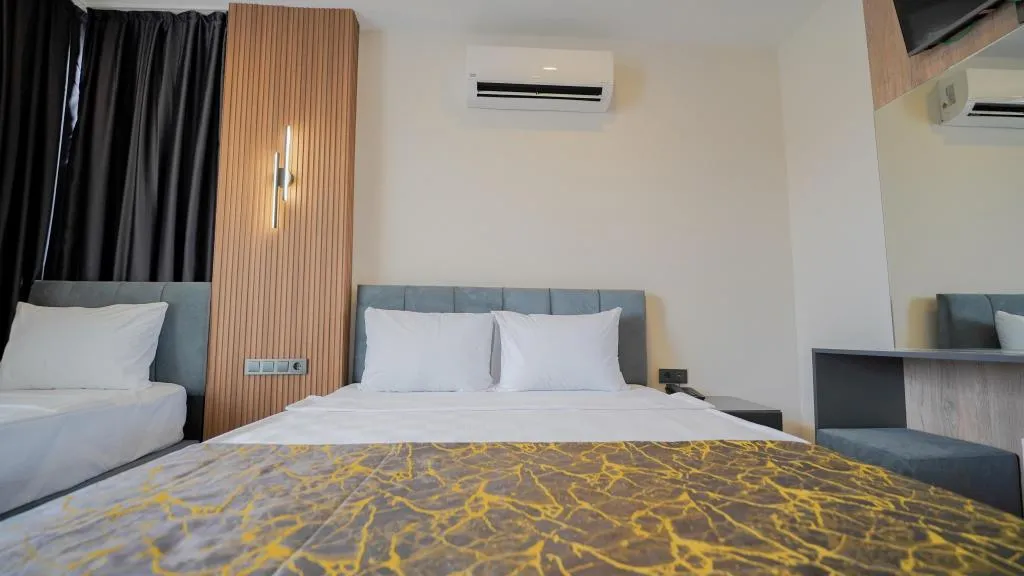 Standart Oda,Kara ve Havuz Manzaralı,Balkonlu
