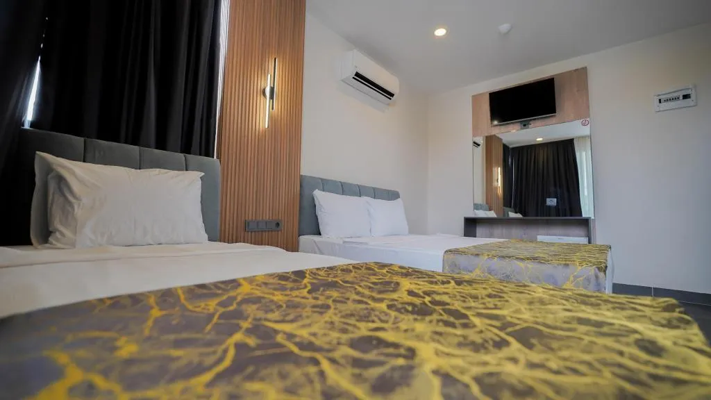 Standart Oda,Kara ve Havuz Manzaralı,Balkonlu