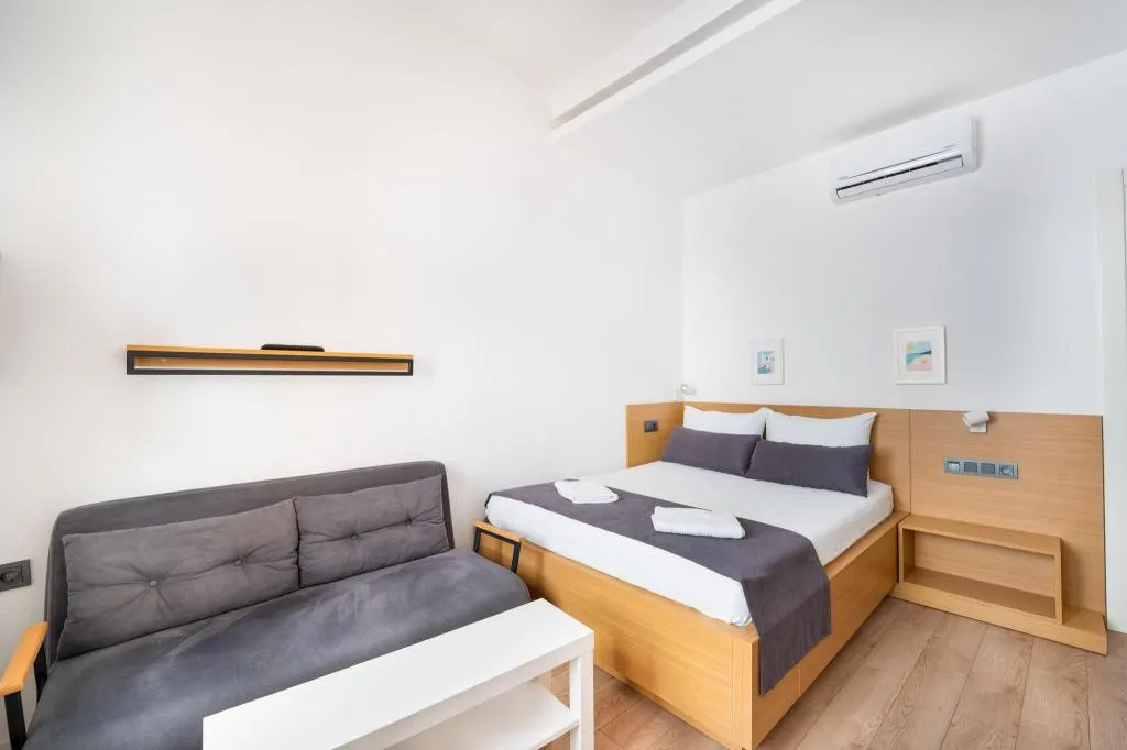 Geniş Deluxe Oda,Bahçe veya Sokak Manzaralı,Bahçe Katı