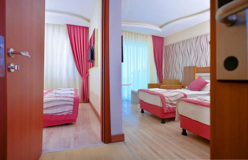 Aile Odası,Kısmı Deniz veya Havuz Manzaralı