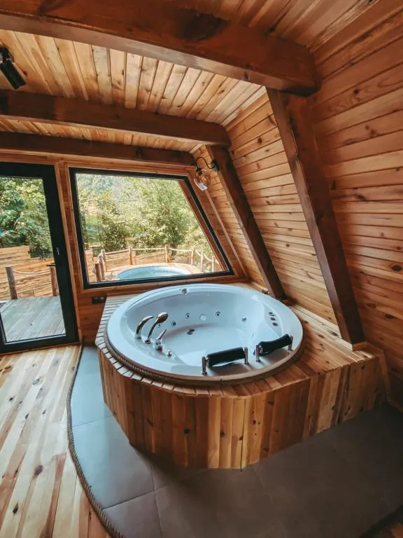 Jakuzili Bungalow ,Doğa Manzaralı,Isıtmalı Özel Havuzlu