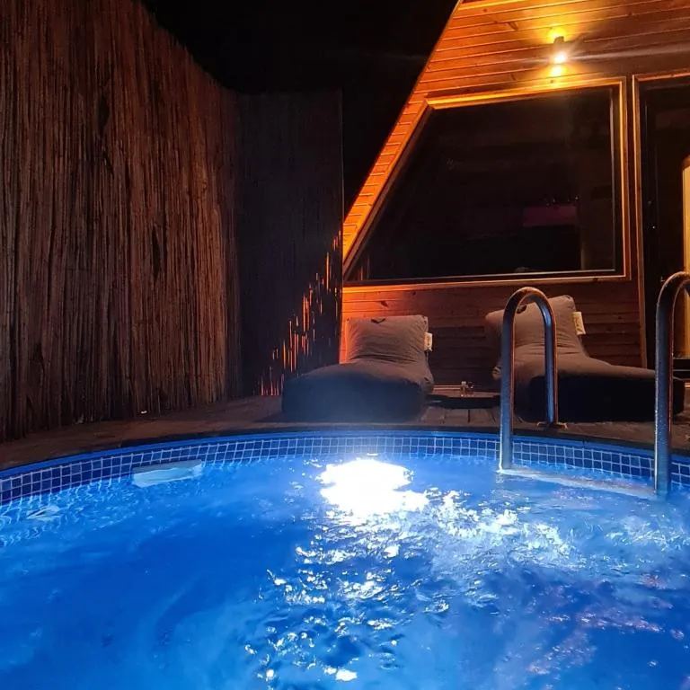 Bungalov,Dağ Manzaralı,Jakuzili, Özel Havuzlu (Isıtmasız)