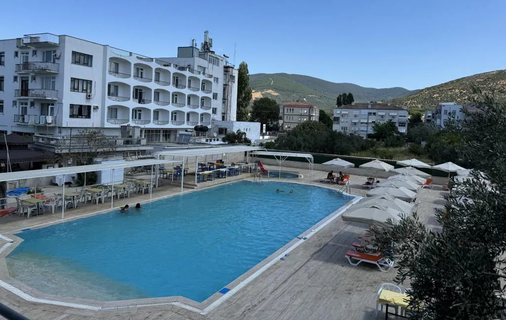 Havuz ve Kara Manzaralı Oda