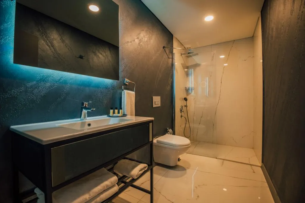 SUPERIOR ROOM LAKE VIEW