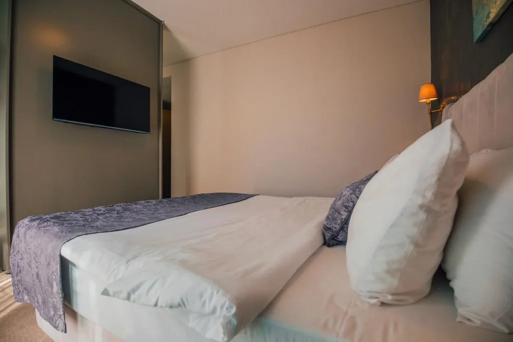SUPERIOR ROOM LAKE VIEW