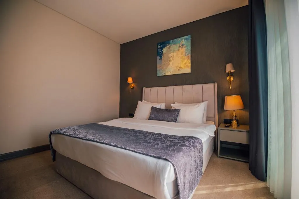 SUPERIOR ROOM LAKE VIEW