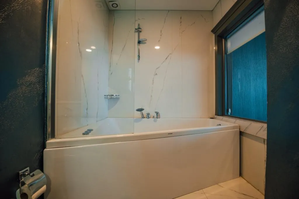 EXECUTIVE LAKE VIEW
