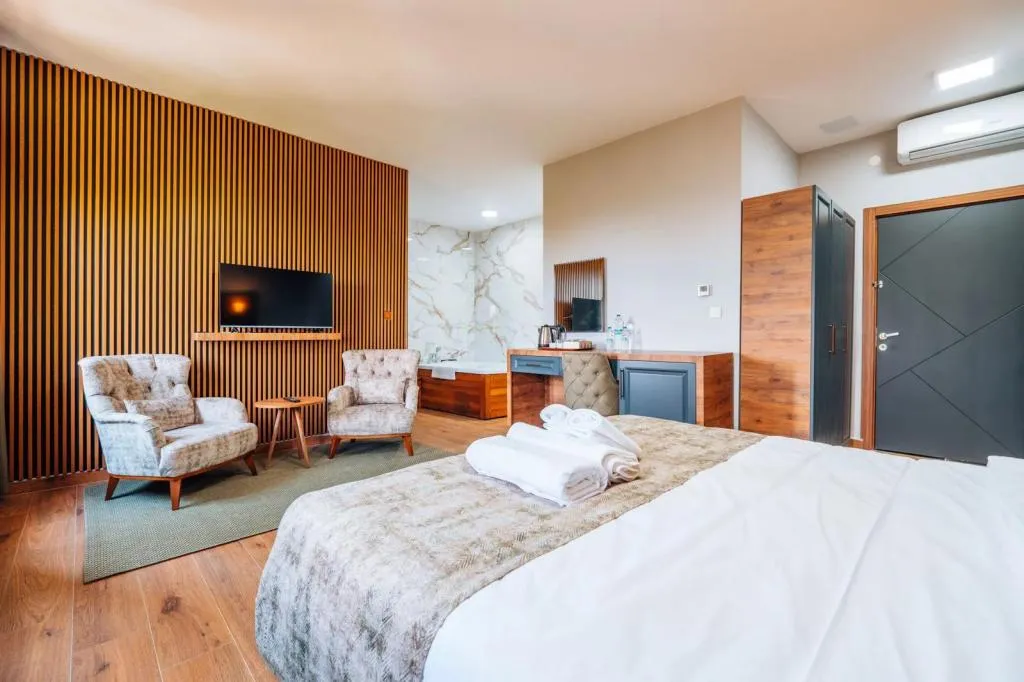 Lüks Suit Oda: Sauna, Jakuzi ve Geniş Yatak Seçenekleriyle