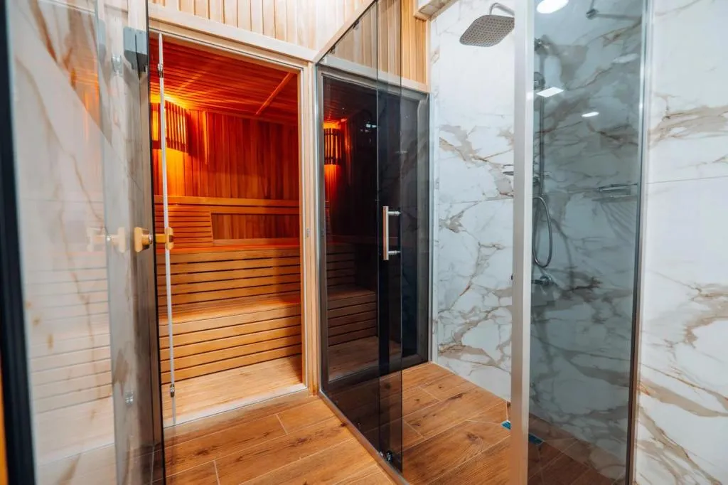 Lüks Suit Oda: Sauna, Jakuzi ve Geniş Yatak Seçenekleriyle