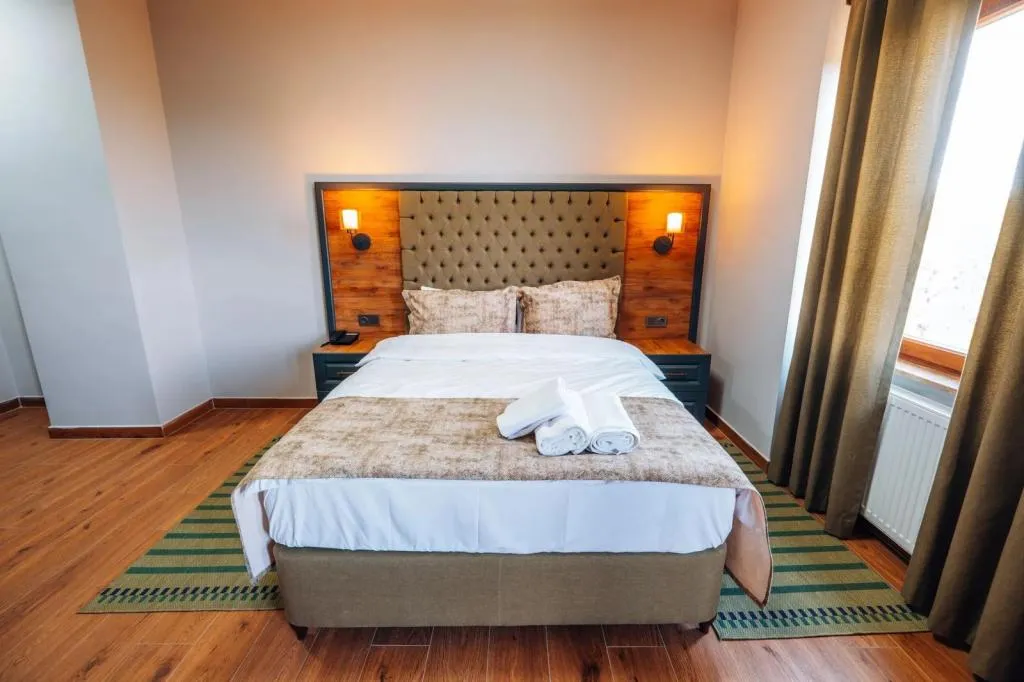 Lüks Suit Oda: Sauna, Jakuzi ve Geniş Yatak Seçenekleriyle