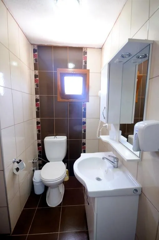 Ekonomik Üç Kişilik Oda,Dağ Manzaralı,Balkonsuz