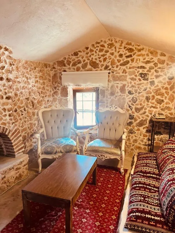 KEMERLİ TAŞ ODA