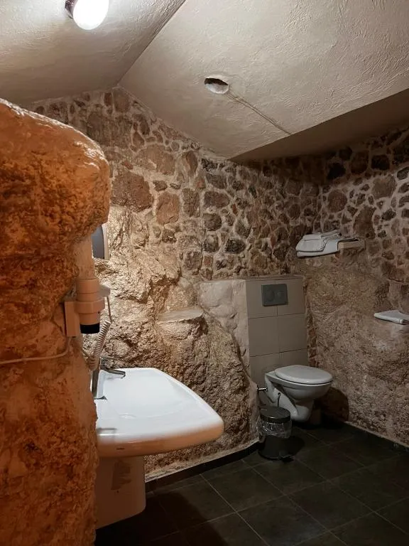 ŞÖMİNELİ TAŞ SUİT ODA