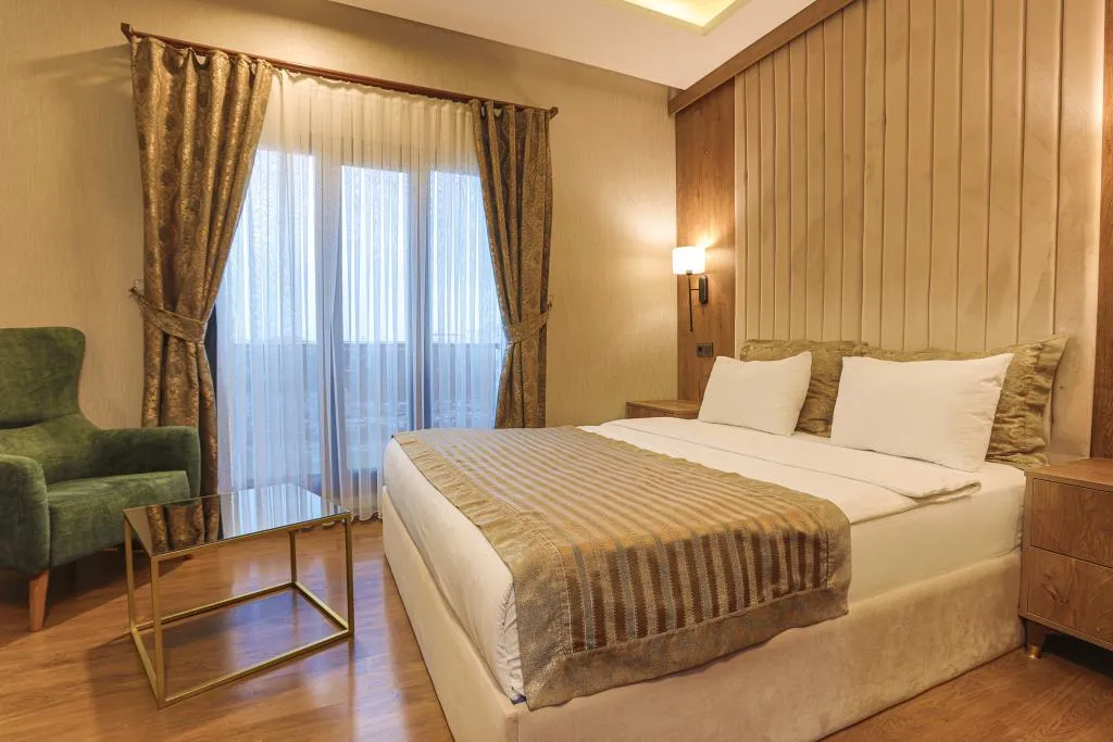 Superior French Room
