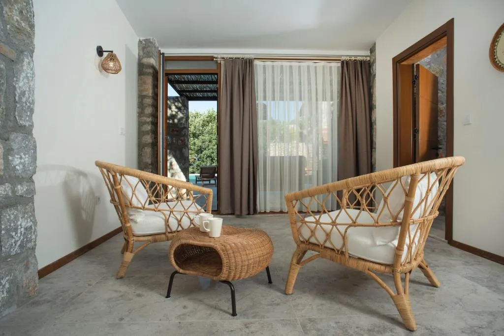 Deluxe Taş Oda,Dağ veya Havuz Manzaralı,Büyük Yataklı