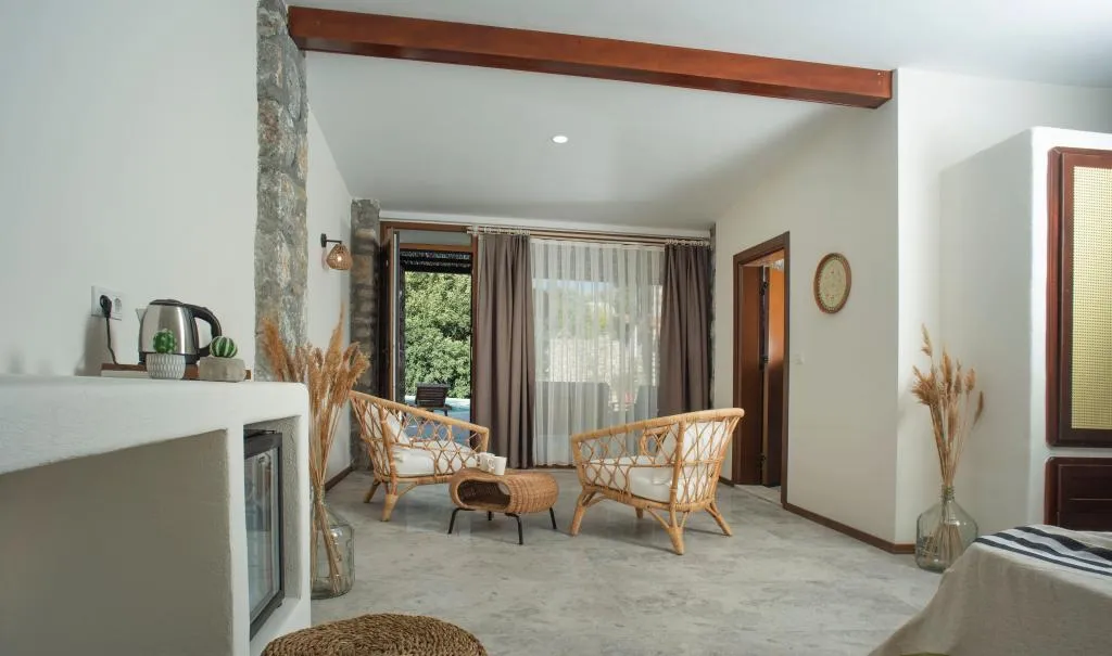 Deluxe Taş Oda,Dağ veya Havuz Manzaralı,Büyük Yataklı