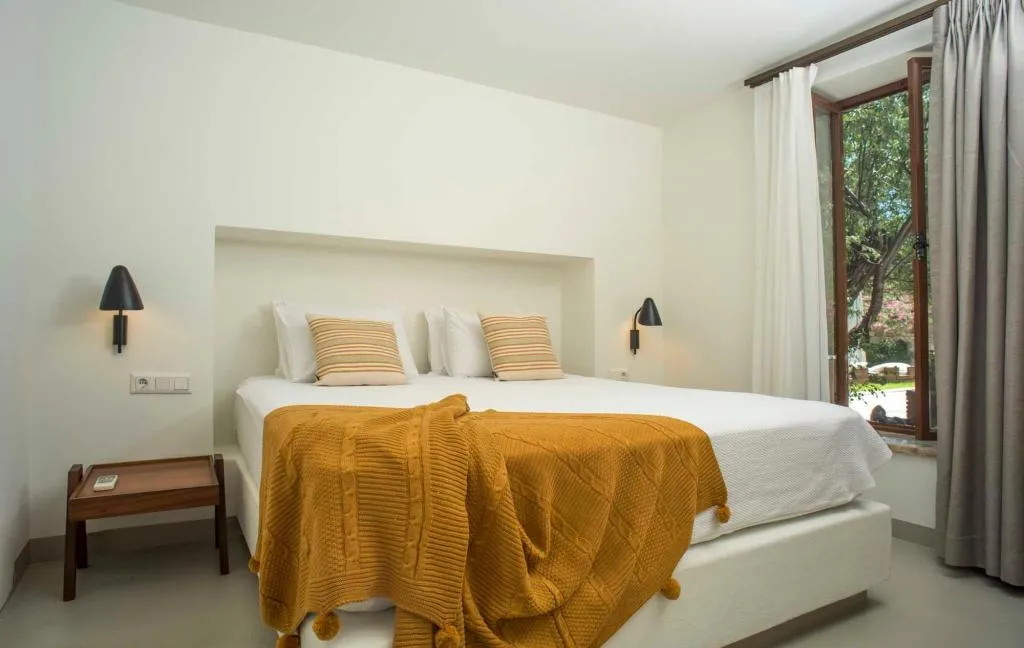 Deluxe Taş Oda,Dağ veya Havuz Manzaralı,Büyük Yataklı