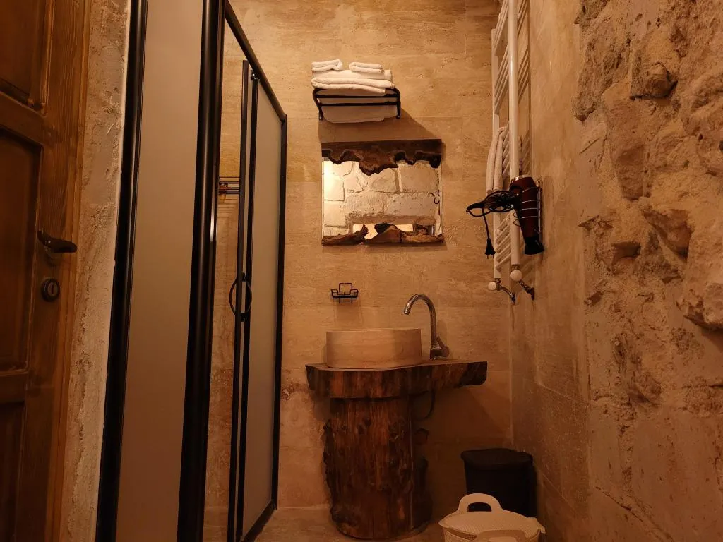 STONE ROOM 104