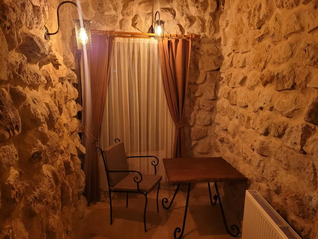 STONE ROOM 106