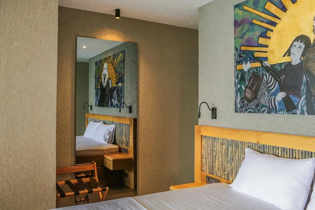 Surfer Caravan Gastro Pub & Gorilla Suite