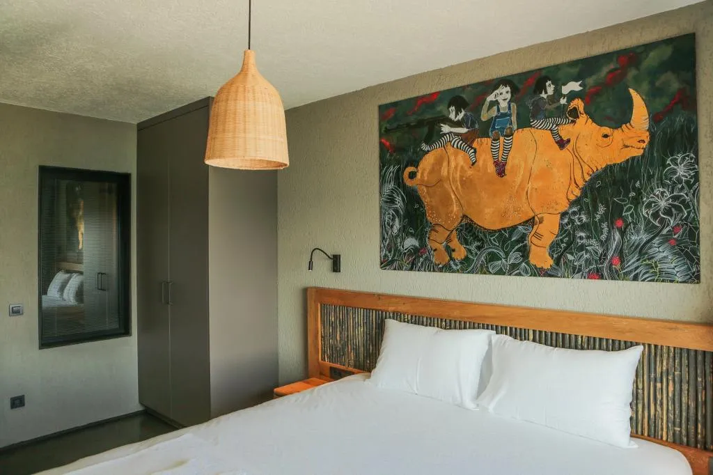 Surfer Caravan Gastro Pub & Rhino Suite