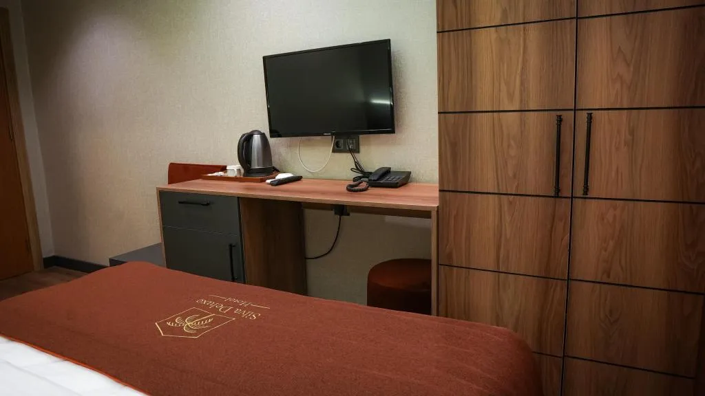 SINGLE ROOM