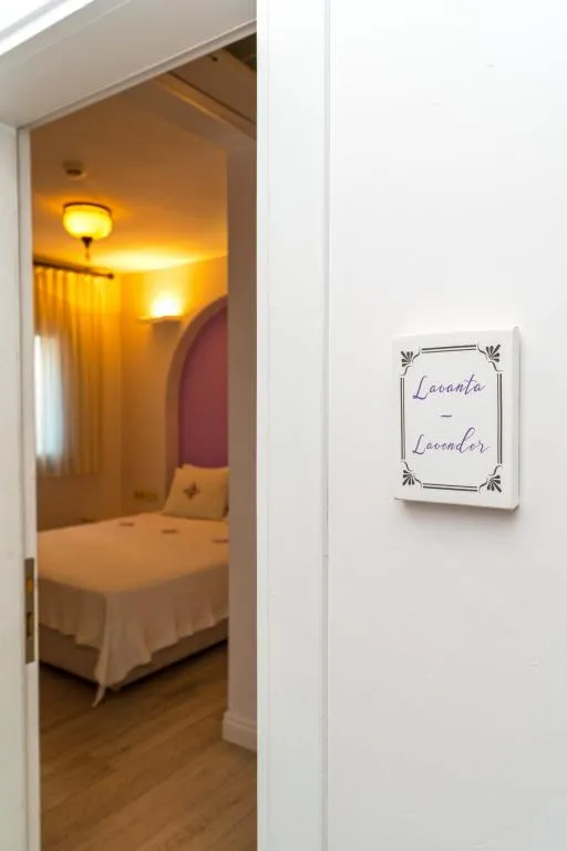 Lavanta Oda,Sokak Manzaralı