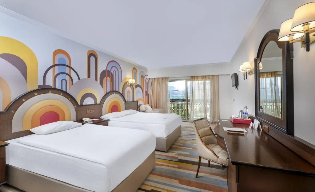 Corner Superior Room Side Sea View Triple