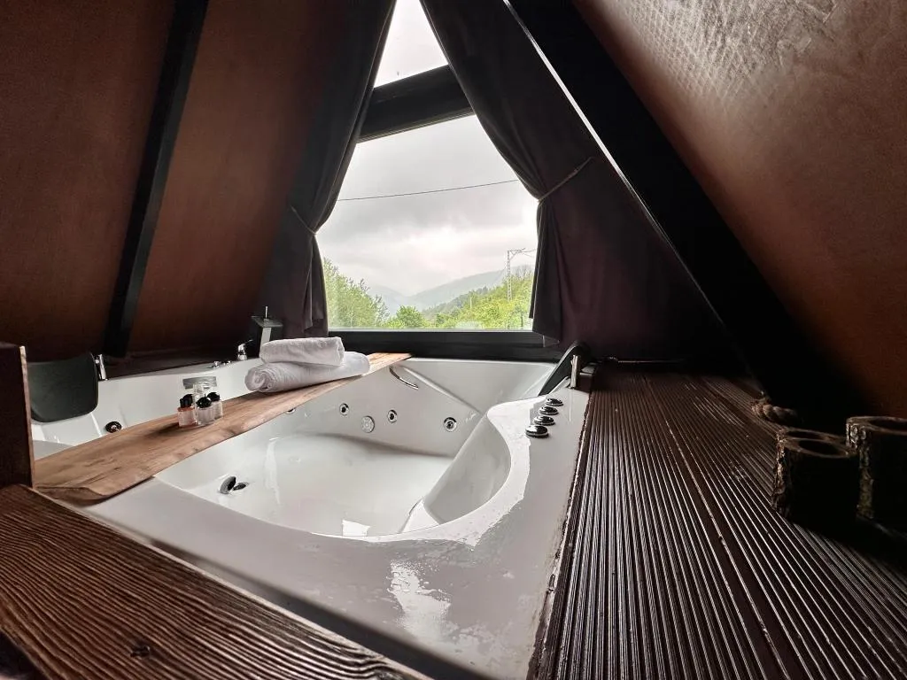 Jakuzili Bungalow ,Dağ veya Havuz Manzaralı,Özel Havuzlu (Isıtmasız)