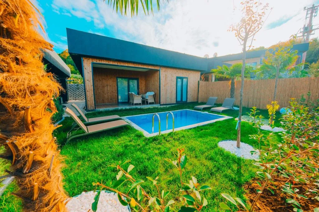 * 2+1 Villa, Göl Manzaralı, Isıtmalı Özel Havuzlu evlerimiz 90 m2 olup 1 salon ve 2 yatak odasından oluşmakta 5.kişi için salondaki kanepe ek yatak olarak kullanılmaktadır. * 0-6 yaş 1. çocuk ücretsiz, 2. çocuk ekstra ücretlendirilmektedir. * Evlerimizin kendisine ait özel ısıtmalı havuzu, bahçesi, bahçe mobilyası içerisinde jakuzi, şömine, oturma grubu, televizyon, yemek masası, kettle, çay-kahve ikramlıkları, tuvalet, banyo, saç kurutma makinesi, yerden ısıtma, klima, fiber internet bulunmaktadır.