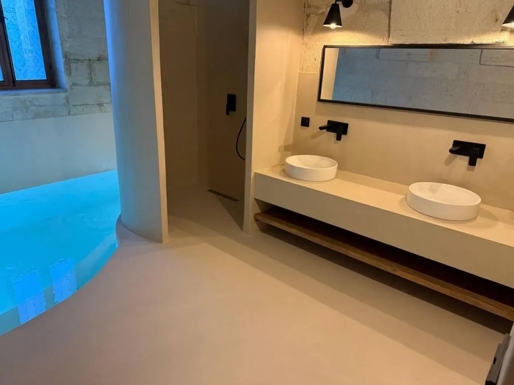 1-2- luxury pool